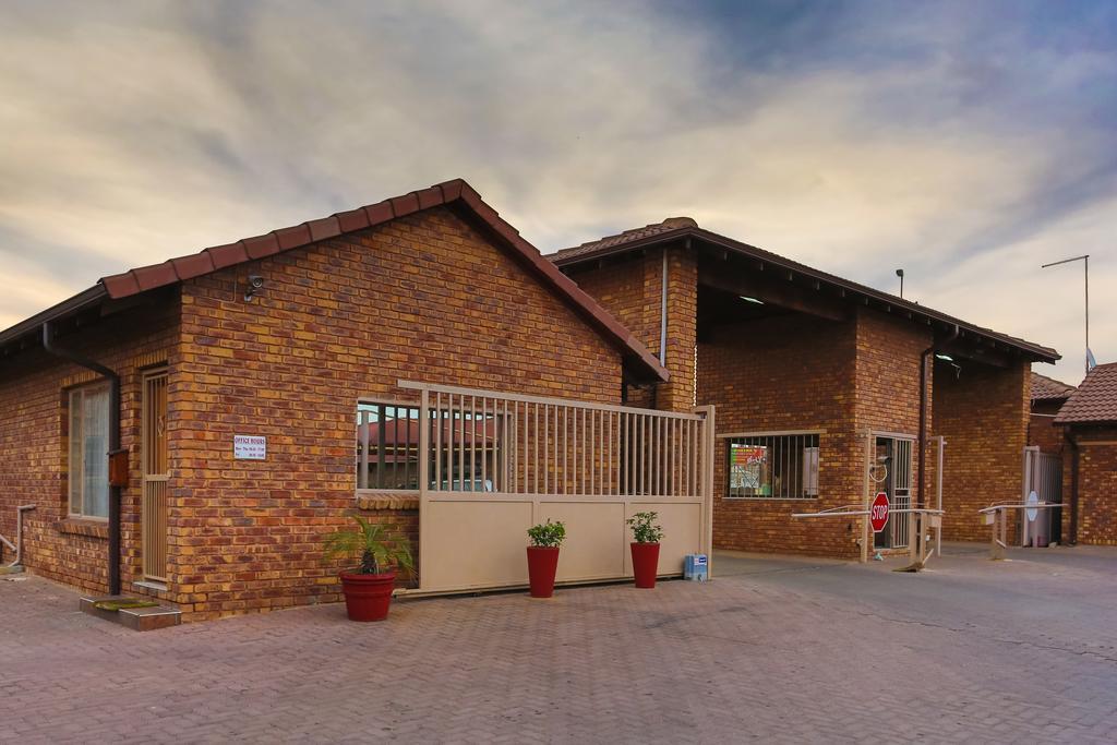 Rudman Townhouses - Family Apartment Боксбург Екстериор снимка